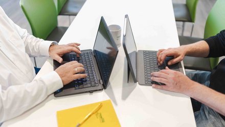 Gemeinsames Arbeiten bei NOSTA.