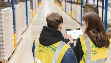 Zwei Personen in einer Logistikhalle mit Tablet