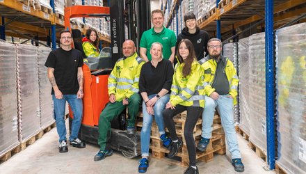 Viele Mitarbeitende der NOSTA Group lächeln auf dem Foto.