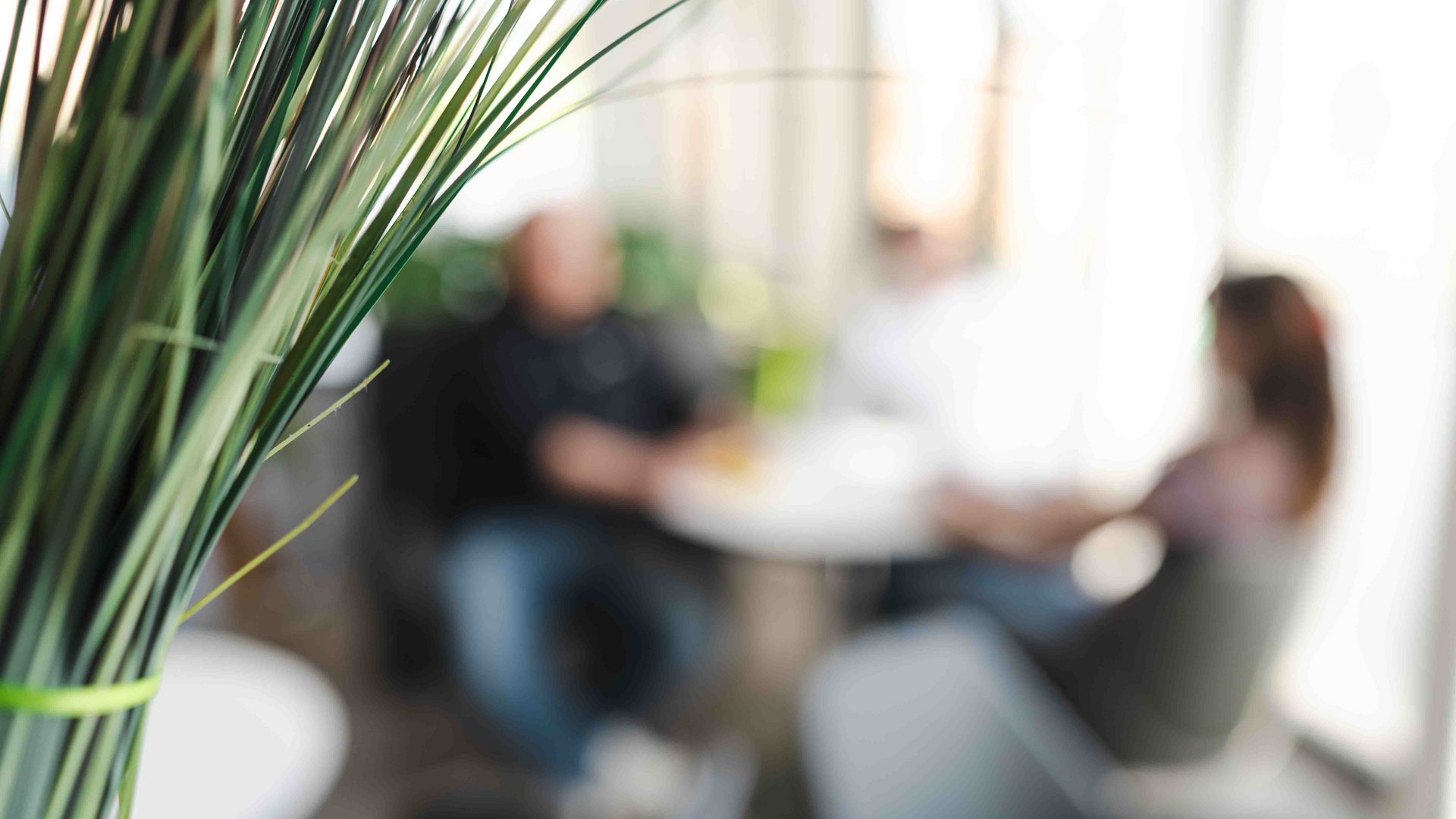 Verschwommenes Bild von zwei Personen sitzend am Tisch